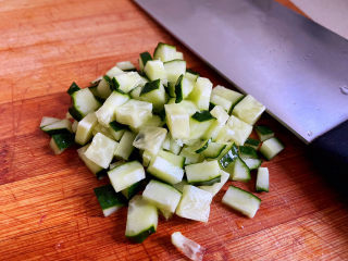 9、虾仁豆腐羹,黄瓜切丁,也可以不用放黄瓜,还可以放一点点的胡萝卜丁,但胡萝卜丁一定要切的小点,不然不容易熟。