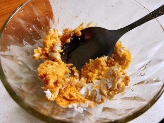 18、虾仁豆腐羹,准备好两个咸蛋黄,把咸蛋黄用勺子碾成泥,然后加入到锅中,搅拌均匀,锅中的汤烧开就改为中火。