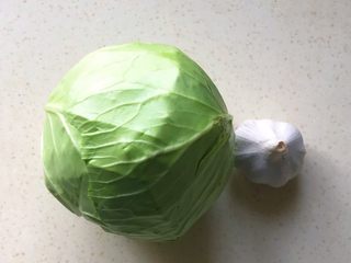 1、蚝汁蒜香卷心菜,准备好卷心菜和大蒜