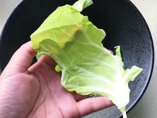 2、蚝汁蒜香卷心菜,把卷心菜用手撕成片状