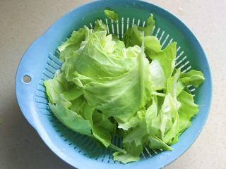 3、蚝汁蒜香卷心菜,大约半颗的量