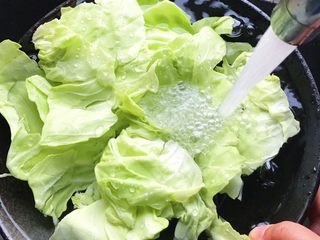 4、蚝汁蒜香卷心菜,水里冲洗干净