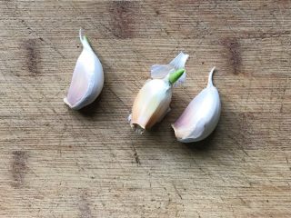 6、蚝汁蒜香卷心菜,取三颗大蒜籽