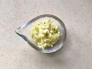 7、蚝汁蒜香卷心菜,切成蒜末备用