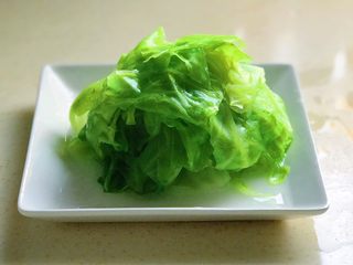 11、蚝汁蒜香卷心菜,捞到盘里备用，如盘里有水渗出来，需倒掉