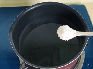 8、蚝汁蒜香卷心菜,清水里放一勺盐煮开