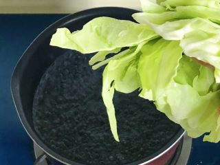 9、蚝汁蒜香卷心菜,把卷心菜放入煮开的水里