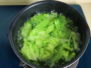 10、蚝汁蒜香卷心菜,全部煮熟，大约5分钟左右