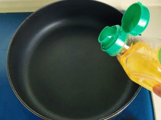 12、蚝汁蒜香卷心菜,热锅冷油，放少许油