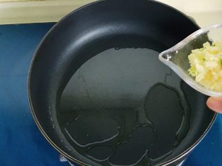 13、蚝汁蒜香卷心菜,放入蒜末炒出香味