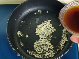 14、蚝汁蒜香卷心菜,把调好的汁倒进锅里