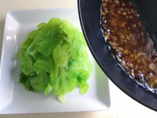 16、蚝汁蒜香卷心菜,把调料淋到卷心菜上面