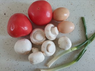 1、口蘑汤,准备食材备用