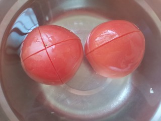 3、口蘑汤,西红柿划十字，用开水烫几分钟