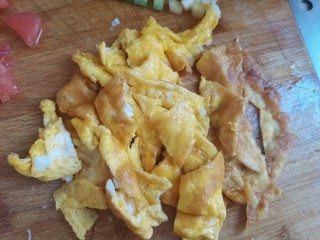 5、口蘑汤,鸡蛋打散，倒入锅里摊成蛋饼，再切小块