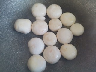 6、口蘑汤,锅里留底，下入口蘑小火两面煎出口蘑的汤汁，盛出备用