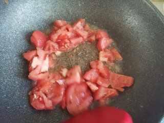 7、口蘑汤,锅里留底油，下入西红柿翻炒出汤汁