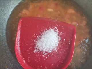 9、口蘑汤,加入一勺白砂糖提鲜