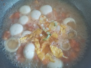 12、口蘑汤,再次烧开，下入鸡蛋和葱白