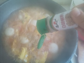 14、口蘑汤,加入适量的白胡椒粉，搅拌均匀即可出锅