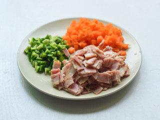 2、培根炒饭,培根、胡萝卜、青椒都切小丁