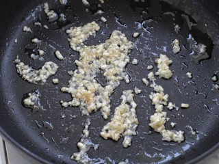 8、虎皮尖椒,另起锅倒少许油烧至五成热，然后放入蒜末小火炒香