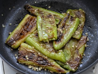 9、虎皮尖椒,再把尖椒放入锅中翻炒均匀