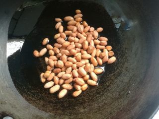 2、凉拌什锦菠菜,锅内放油，不等油热放入花生米。