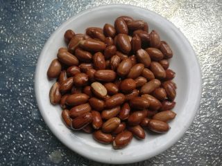 3、凉拌什锦菠菜,小火慢慢炸熟。