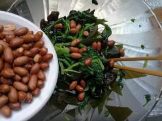 13、凉拌什锦菠菜,撒上炸好的花生米，拌匀，完成，装盘即可。