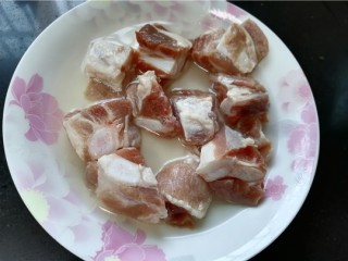 2、春笋排骨汤,排骨切成小块泡水清洗干净