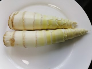 3、春笋排骨汤,将春笋的壳去除