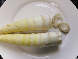 4、春笋排骨汤,将笋的根部切除