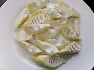 5、春笋排骨汤,笋滚刀切切成小块