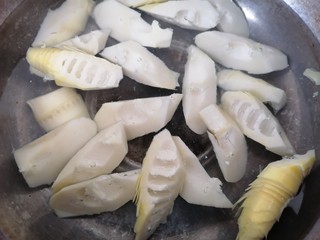 6、春笋排骨汤,放入锅内焯水