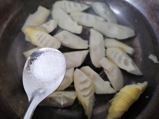 7、春笋排骨汤,加入一勺盐去除笋的涩味