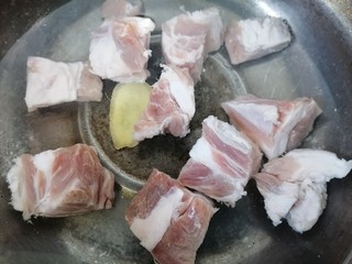 8、春笋排骨汤,排骨冷水下锅焯下水，放入生姜去腥