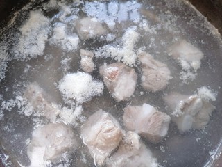 9、春笋排骨汤,煮至沸腾出沫