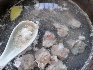 10、春笋排骨汤,撇去浮沫加黄酒再煮一小会