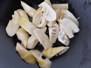 11、春笋排骨汤,锅内放油烧热，放入笋翻炒