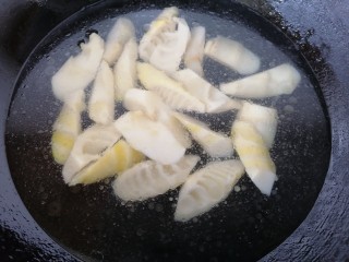 12、春笋排骨汤,加入适量水