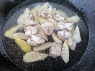 13、春笋排骨汤,水煮开放入排骨一起煮