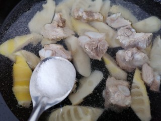 14、春笋排骨汤,加入一勺盐调味