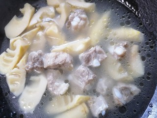 15、春笋排骨汤,煮至排骨软烂，汤浓稠即可关火