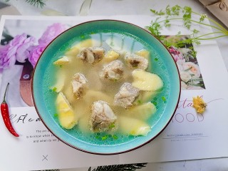 16、春笋排骨汤,装盘拍上成品图，一道鲜美的春笋排骨汤就完成了。