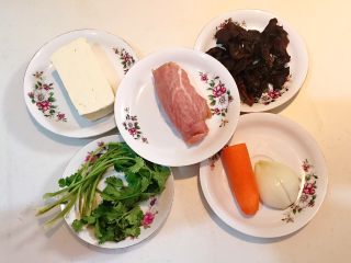 1、改良版 西湖牛肉羹,准备食材