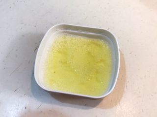 4、改良版 西湖牛肉羹,把蛋清打匀备用