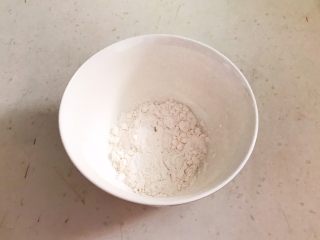 5、改良版 西湖牛肉羹,玉米淀粉放入碗里