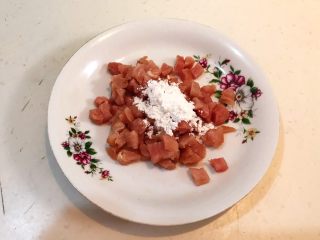 7、改良版 西湖牛肉羹,在牛肉粒中加入2克玉米淀粉