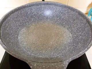 11、改良版 西湖牛肉羹,锅里加入冷水